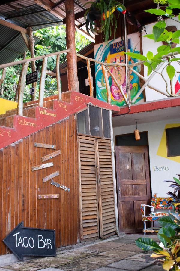 Hostel Plinio Manuel Antonio Exterior photo