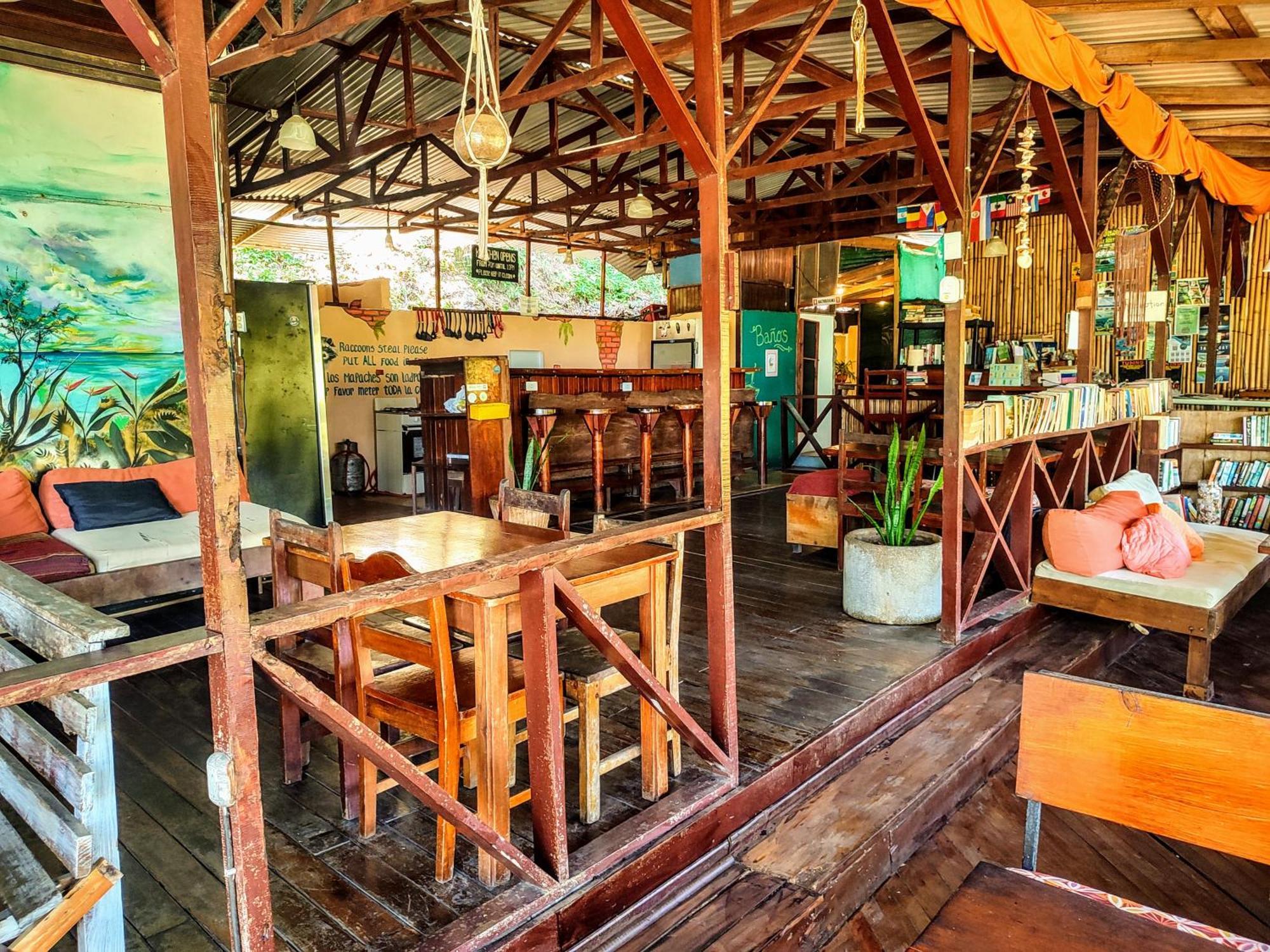 Hostel Plinio Manuel Antonio Exterior photo